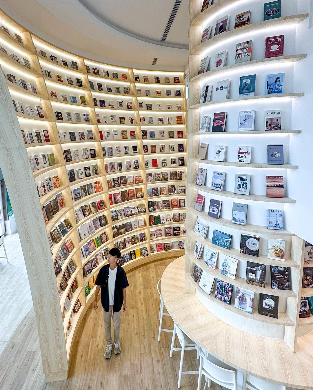 絕美書屋在淡水～高聳的書牆映入眼簾，舒適的閱讀空間，待整天都不是問題！