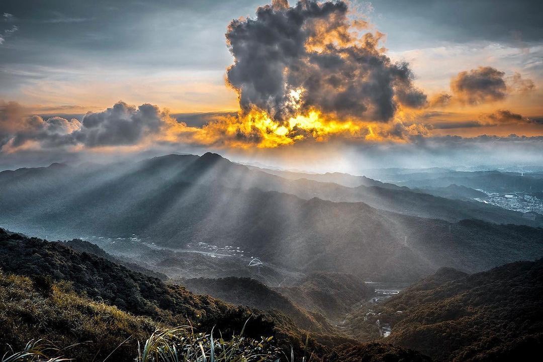 金色光芒照射，這美景就像一幅神聖的畫作，讓人感覺平靜～