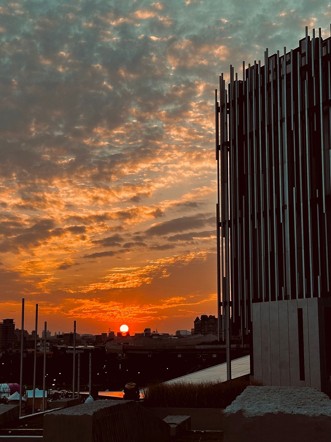 在夕陽的映照下，不僅是一座收藏藝術珍品的殿堂，更是一幅讓人陶醉的城市風景畫！