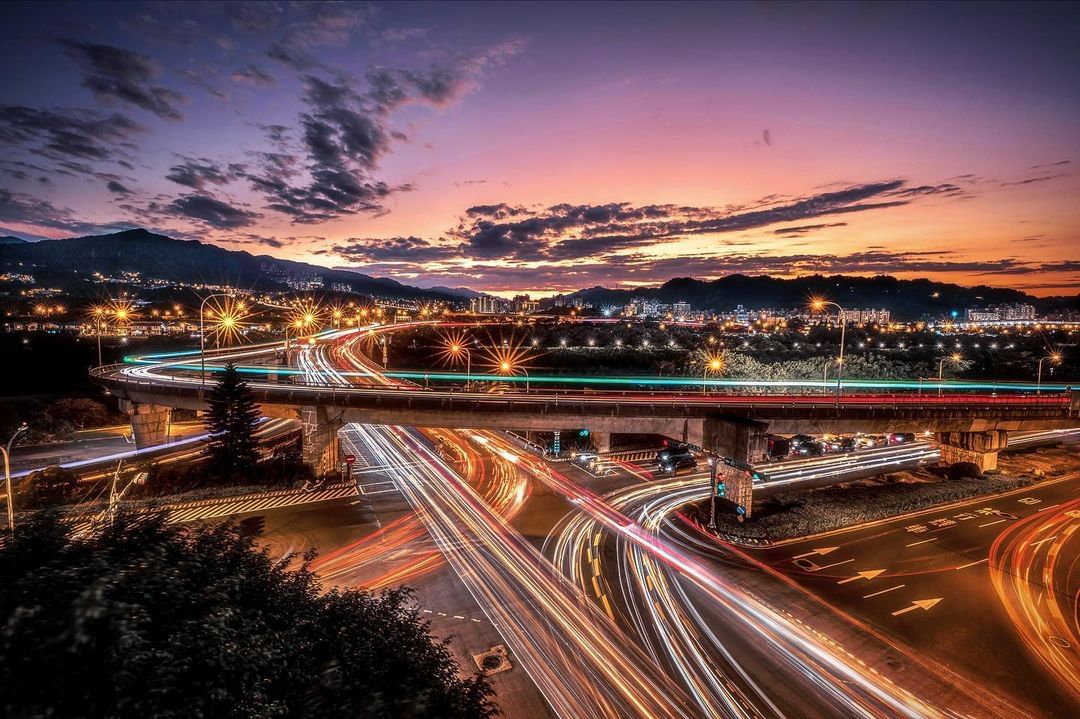 夕陽西下燈軌猶如魔法，為城市帶來了不可思議的活力！