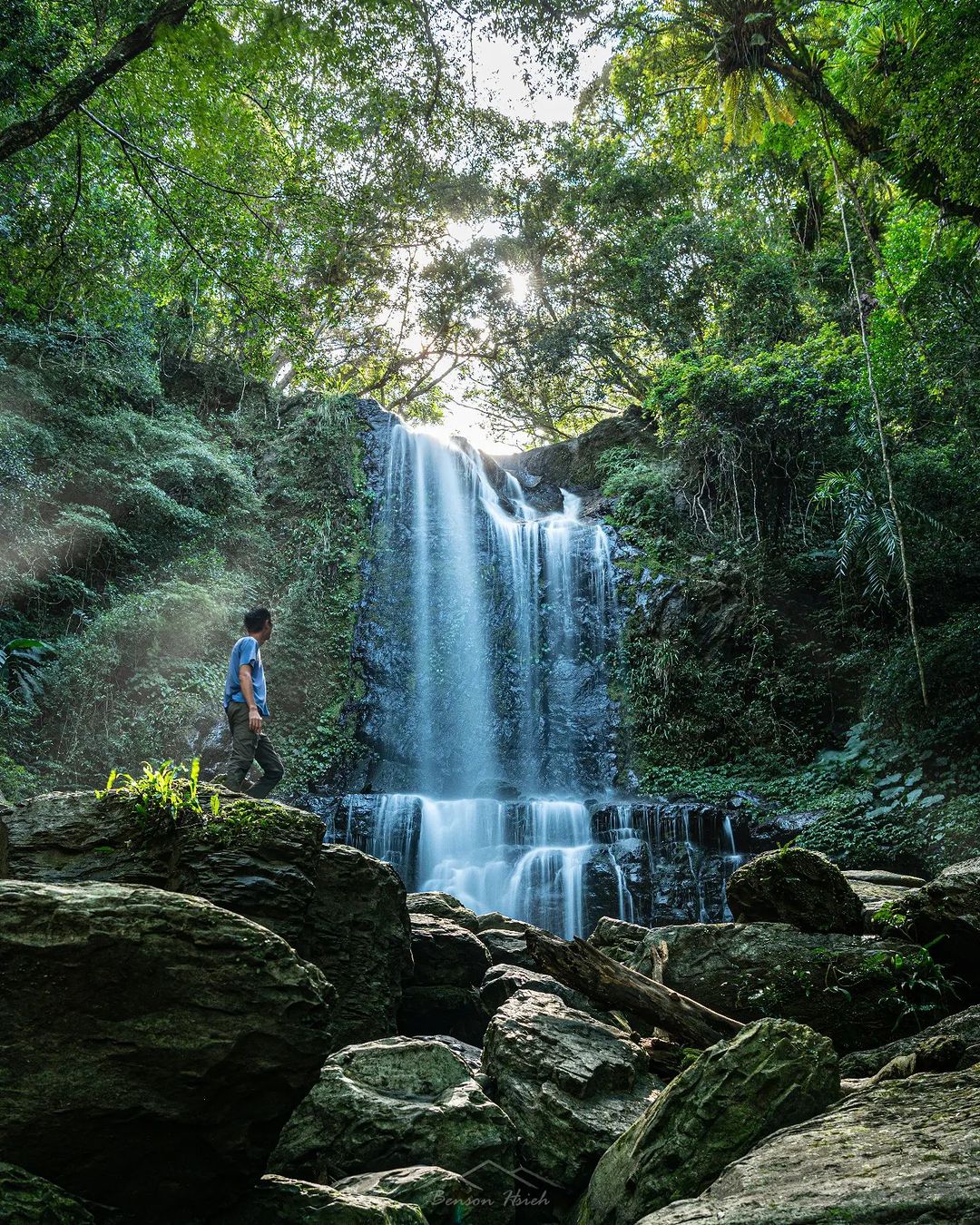 隱身在森林秘境中綠意盎然的絕美瀑布！