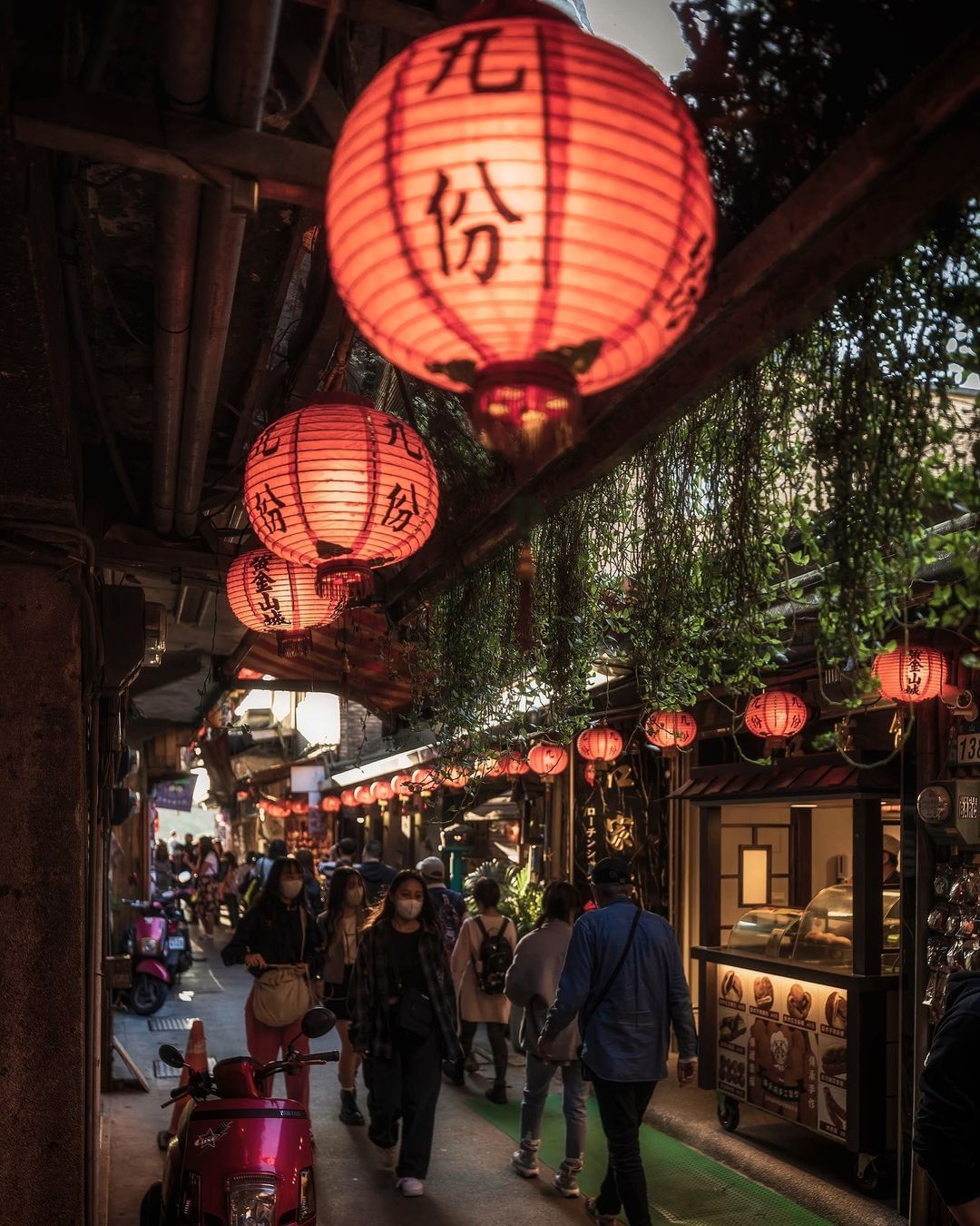 漫遊於古老的街區，每一盞燈籠彷彿都是一位守護神，點亮著這片古老城市的歷史與記憶～
