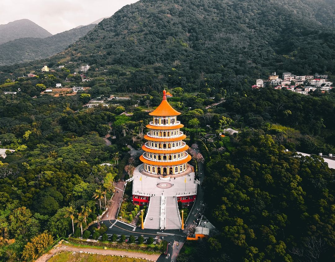 是一座凝聚著歷史與信仰的文化寶庫，吸引著遊客和信徒感受其神聖氛圍！