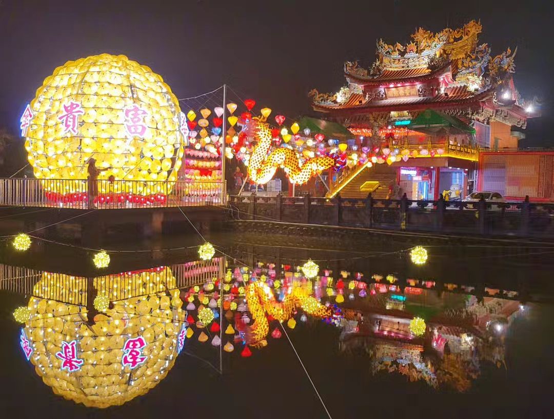 欣賞夜幕裡的光輝，祈求一切平安順心！