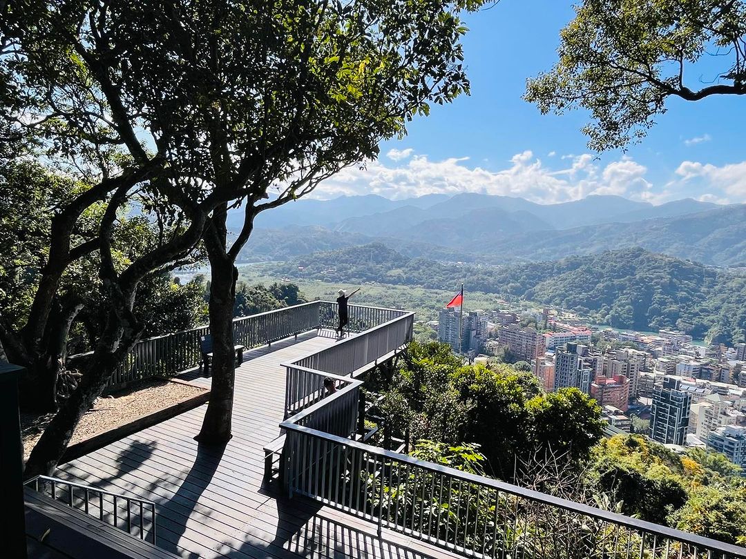 連新店人都不一定來過的在地小秘境，小獅山共有3峰12亭。