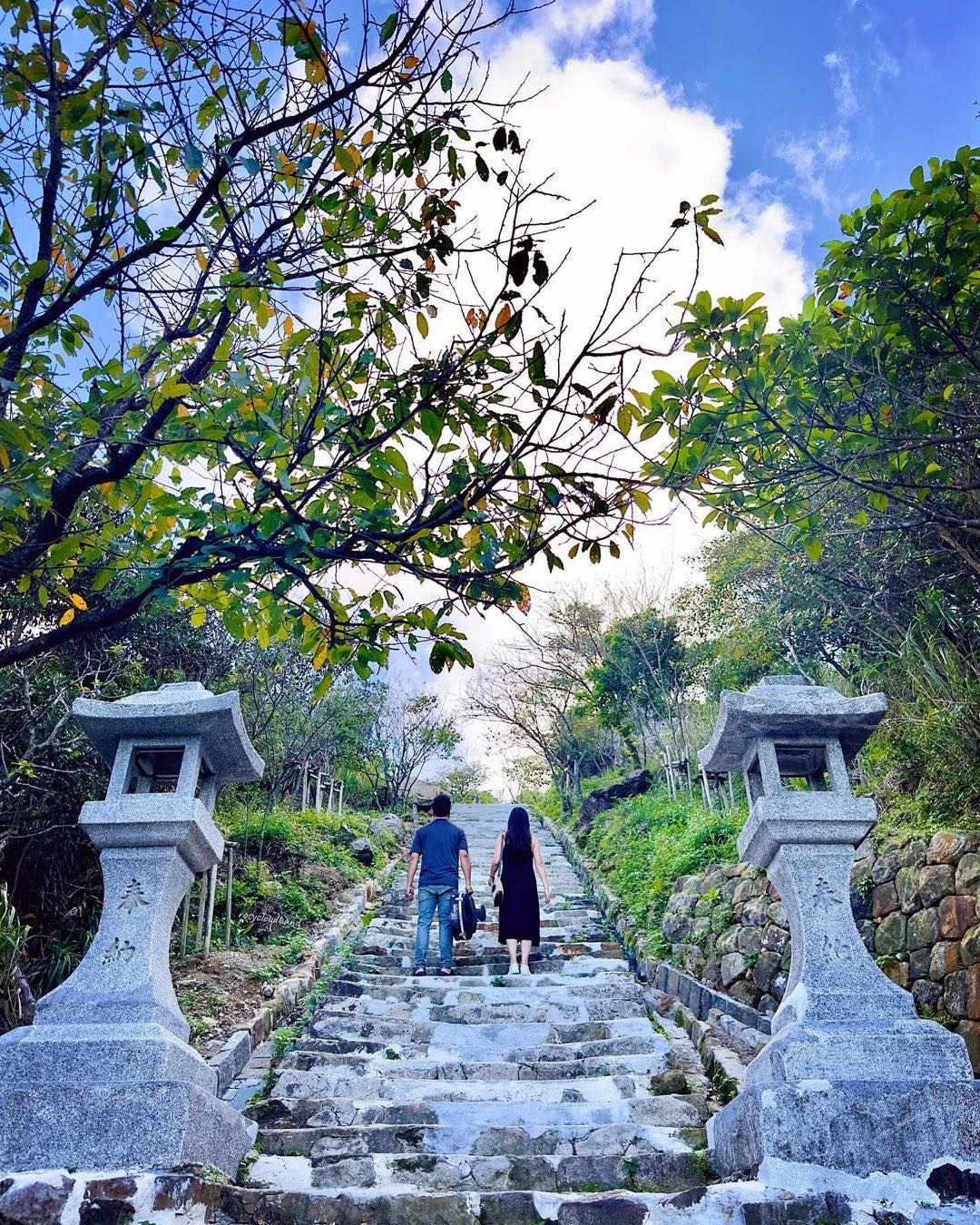 金瓜石神社遺址，又稱做「黃金神社」，是日治時期為保佑當地礦業所興建，建築雖沒有完整保留，但鳥居、殿柱、石燈籠都是旅人造訪必拍的打卡點~