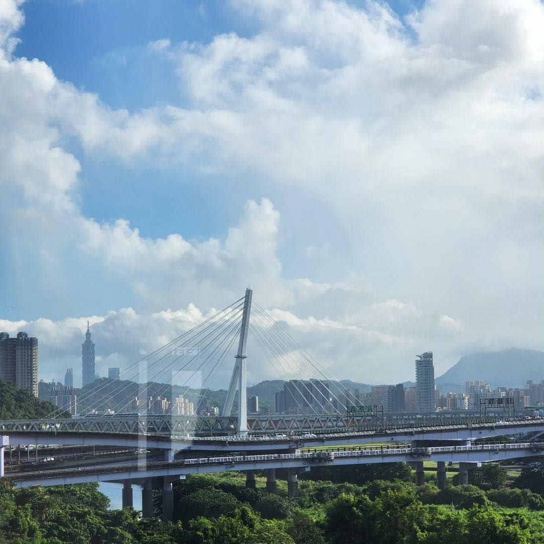 好天氣時就來搭安坑輕軌🚈看美景！☀️ 白色的「安心橋」橋塔跟遠處的101在藍天下互相襯托～讓人看了都不想上班了😆