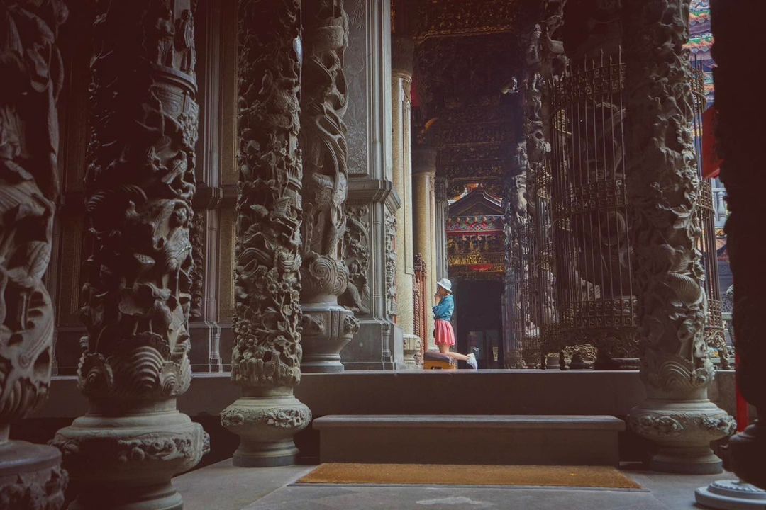 這裡香火鼎盛，華麗石柱與木雕，圖案都來自民間故事及歷史傳說，展現超高的技藝工法。