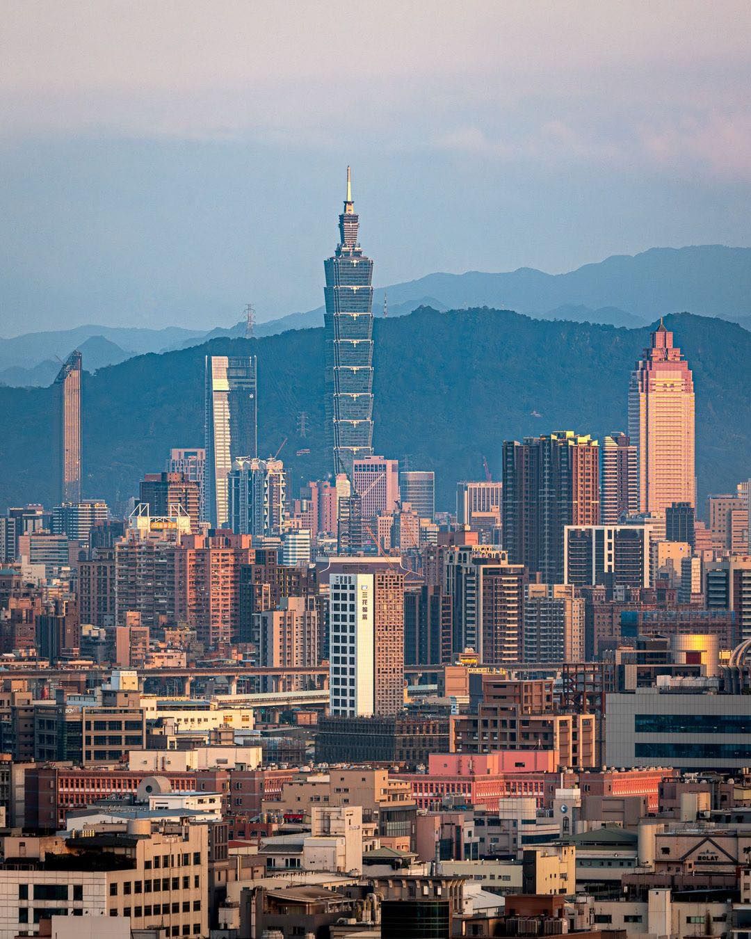 白天看飛機，晚上看夜景的私房景點！😎 這裡可以遠眺大台北，且更厲害的是這裡距離市區不遠，百萬美景唾手可得~