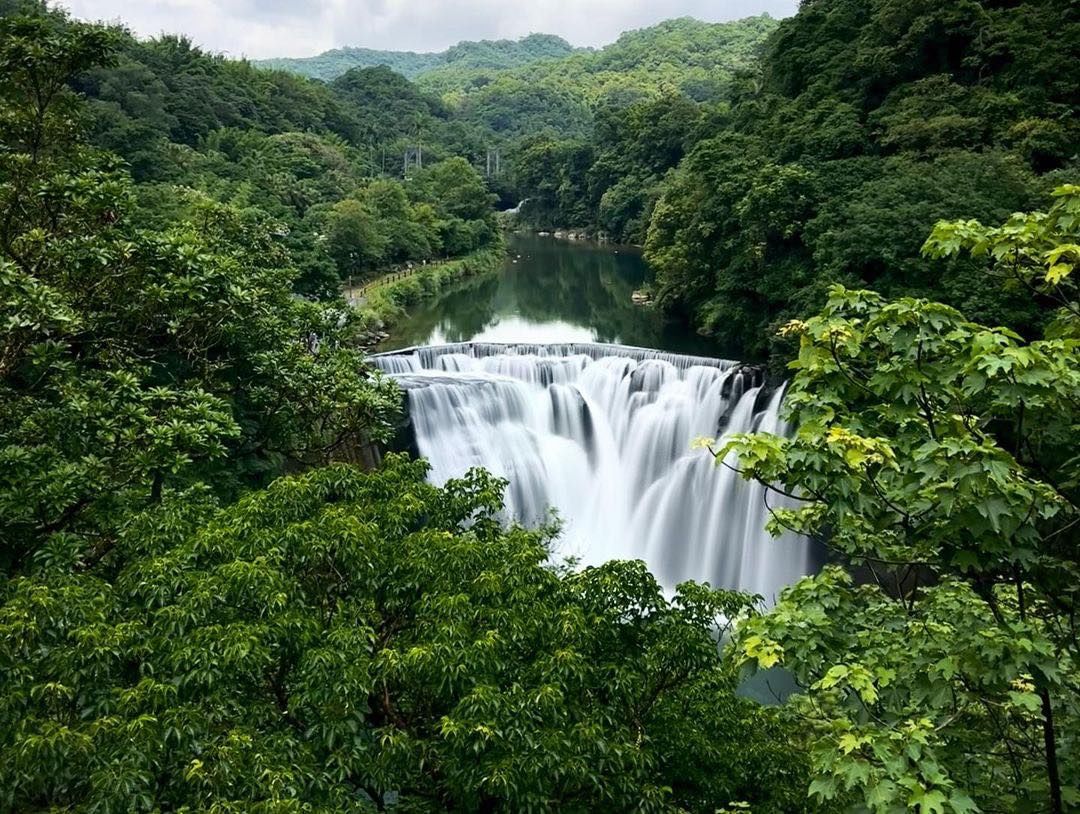 十分瀑布屬於基隆河上游瀑布群，瀑布落差高度有20公尺、寬度40公尺，是台灣最大的簾幕式瀑布😲 有「臺灣尼加拉瀑布」的美譽🌊