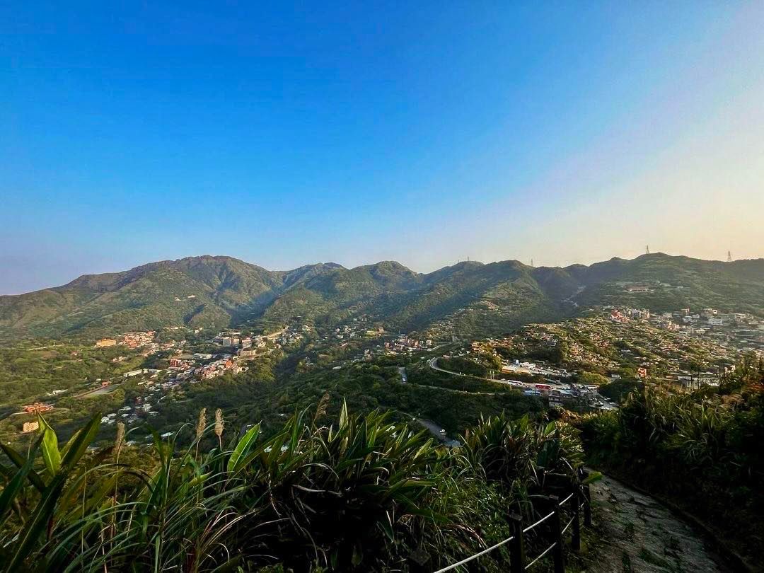 基隆山不在基隆！之所以叫作基隆山，是因為外形像一個巨大的雞籠，過去稱「雞籠山」；側看像一位橫臥的孕婦，故又名「大肚美人山」。