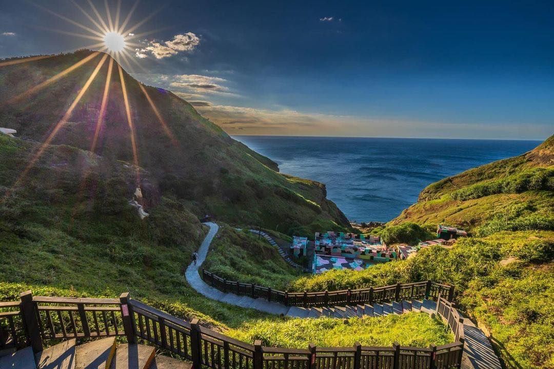 如果沒有來過鼻頭角步道，那你一定要來一次！這裡的景緻獨一無二，碧綠的山景跟蔚藍的海景一次收集，推薦預留一點時間看日落與晚霞~~ 
