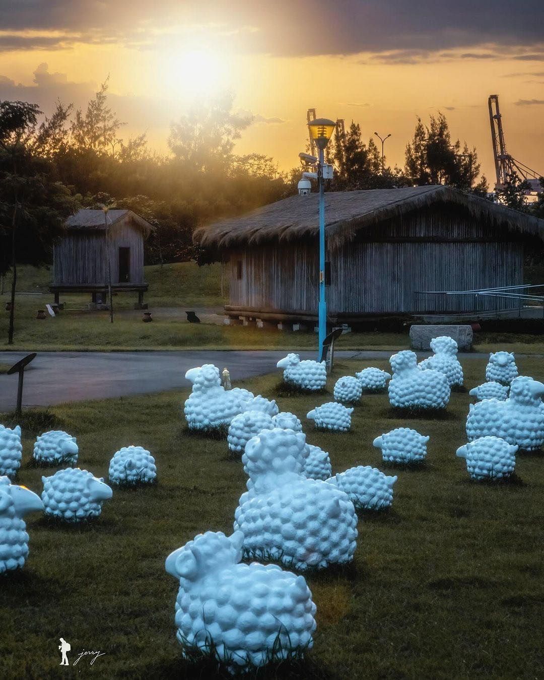 日落時分，羊羊們要回家囉！🐑🐑 在八里十三行博物館旁的考古公園，融合考古、教育、生態等元素，是以十三行遺址為主題的教育公園喔~