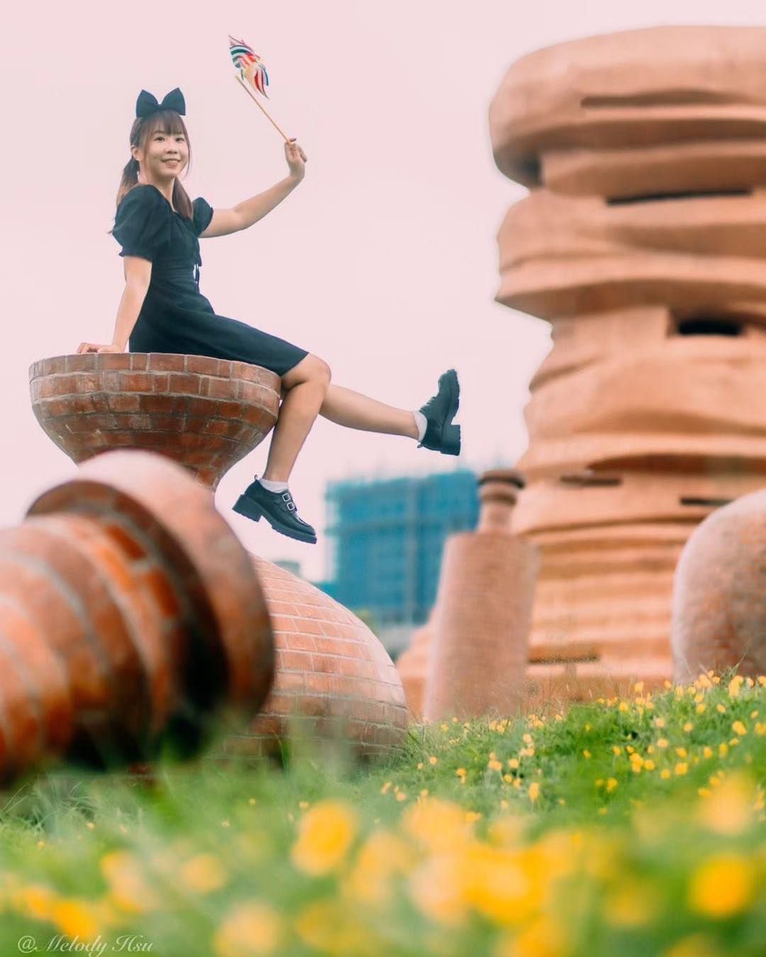 快變身成小精靈，來陶藝世界玩耍！在三鶯之心空間藝術特區，除了大型的〈坯〉之外，還有許多比人還大的杯子、碗盤、餐具，站在旁邊，突然發現自己好像來到小人國了！