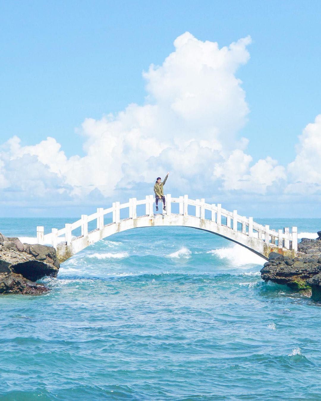 穿過由海水侵蝕而成的石門洞，迎來的是海天一色的美景！