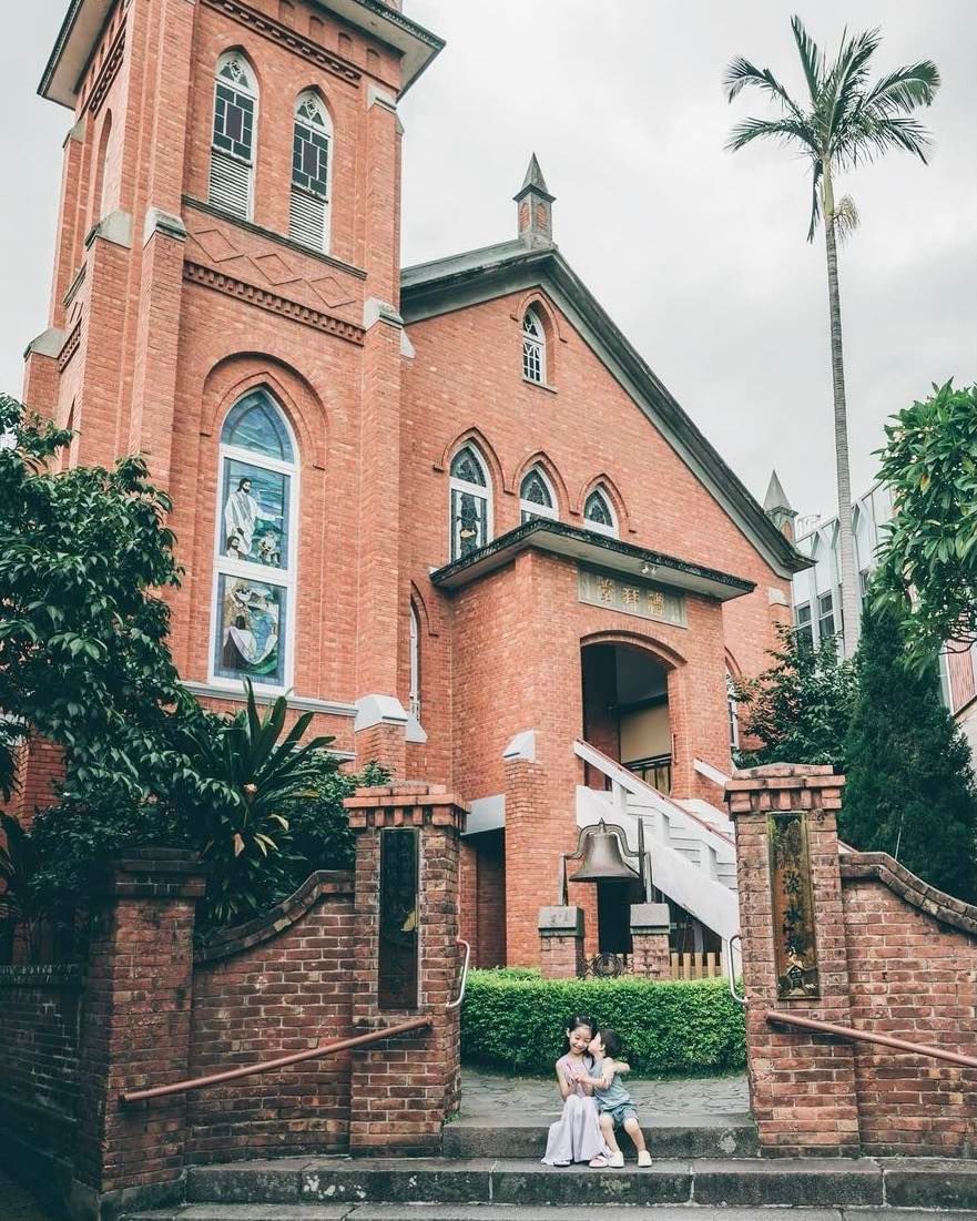 外觀仿哥德式的尖塔，柱頭以小帽尖裝飾，是新北市市定古蹟，也成為了淡水漫遊值得造訪的景點之一🏡