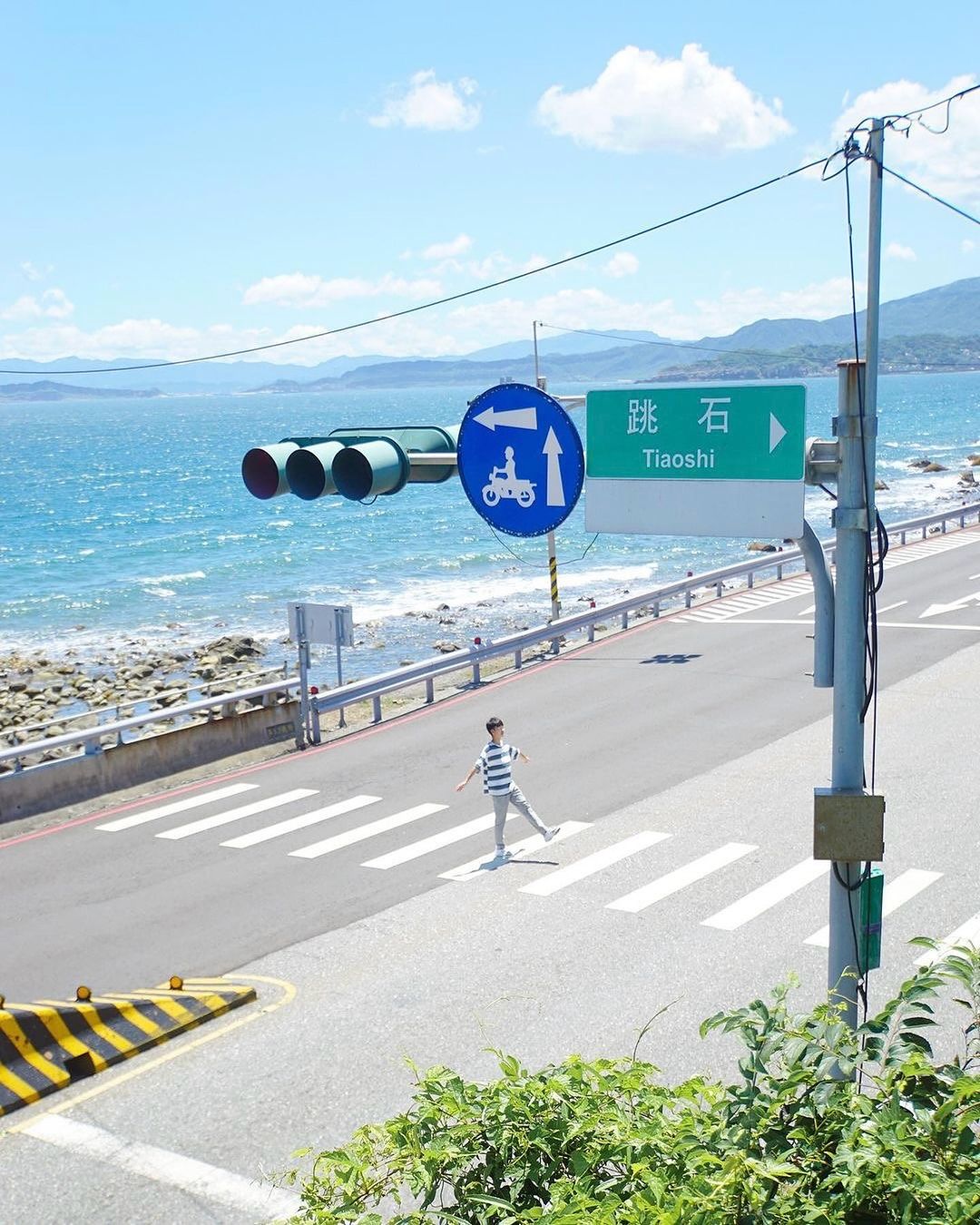 沿著淡金公路往石門的方向而行，綿延數10公里的海岸線，岸邊散落大小不一的礫石，可見一道又一道潔白的浪花拍打上岸🌊🪨