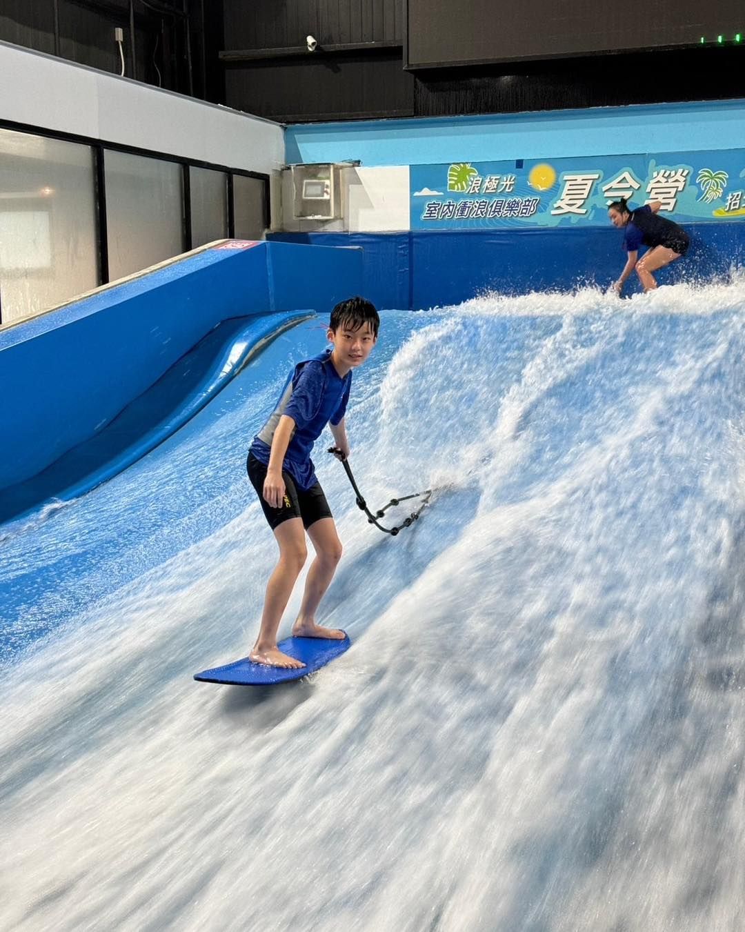 愛玩水的你敢來挑戰嗎？全台唯一的室內衝浪場地就在新北！