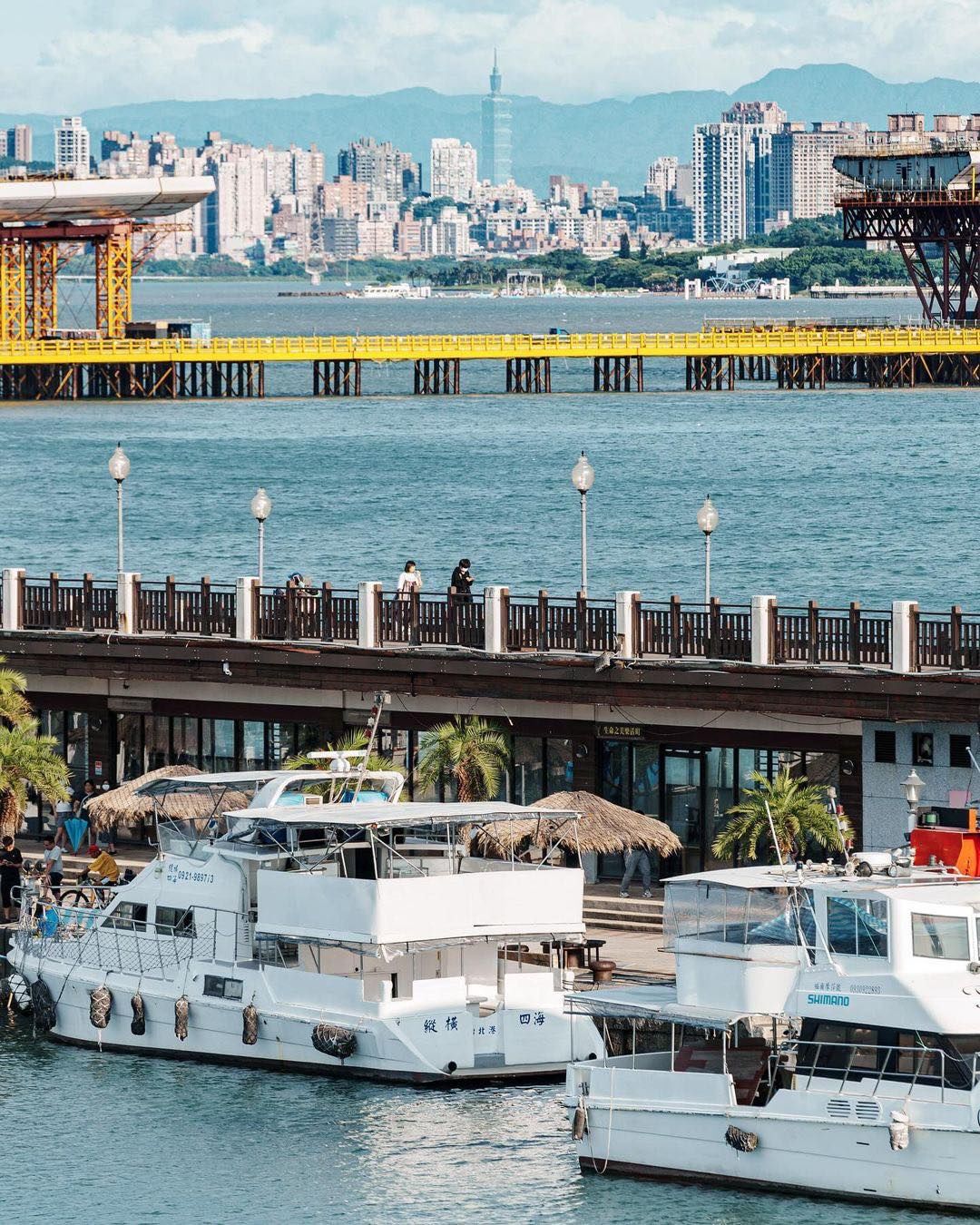 在淡水情人橋上竟然有這般景致，還能遠眺台北101！