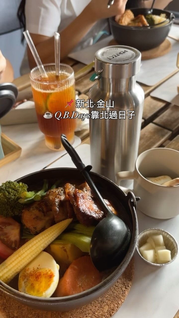 顯眼的藍色外觀，露營風格的店內布置，值得來一探究竟✨