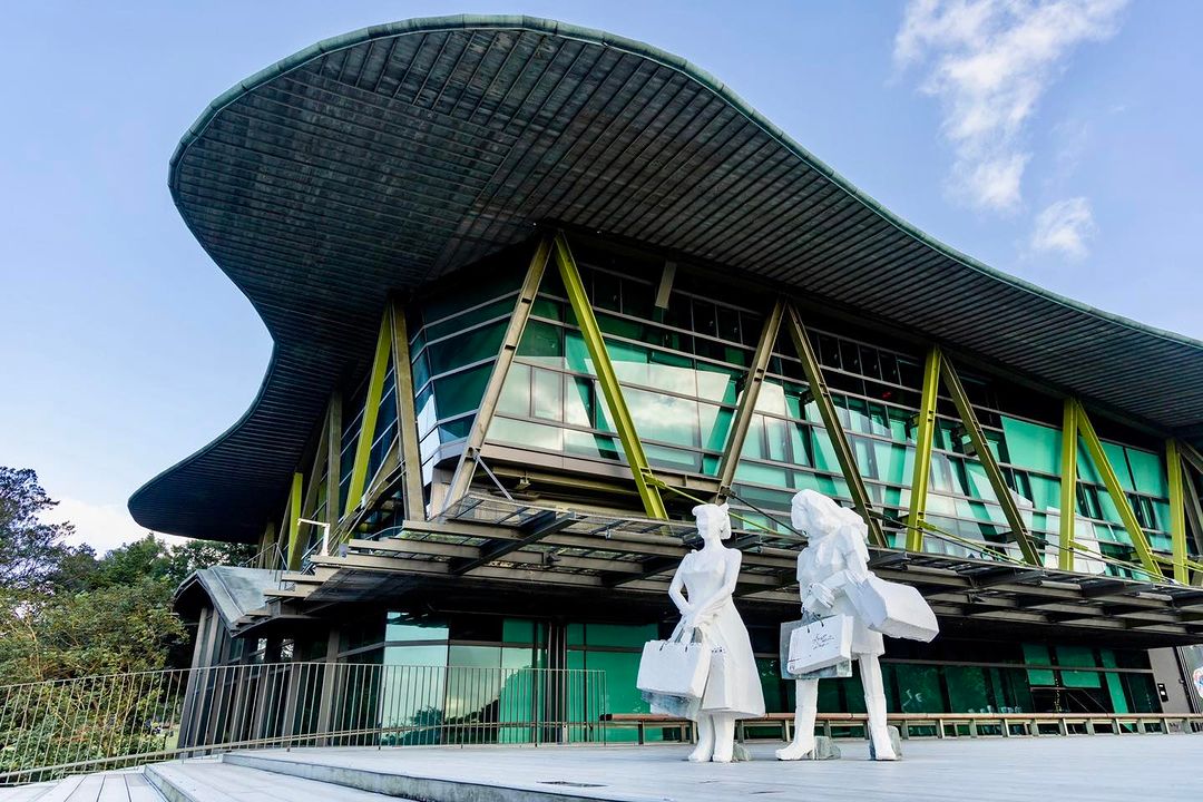 淡綠色的玻璃帷幕映照周圍綠樹，愜意恬靜的氛圍，還可以遠眺觀音山與淡水河出海口🏞️