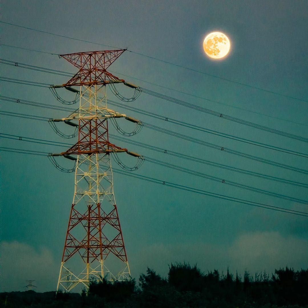 位於林口西濱公路上的頂寮沙灘，開闊的視野超適合看夕陽與賞月，是個人少又悠閒的隱藏景點，來看看今年的中秋滿月吧！🌕