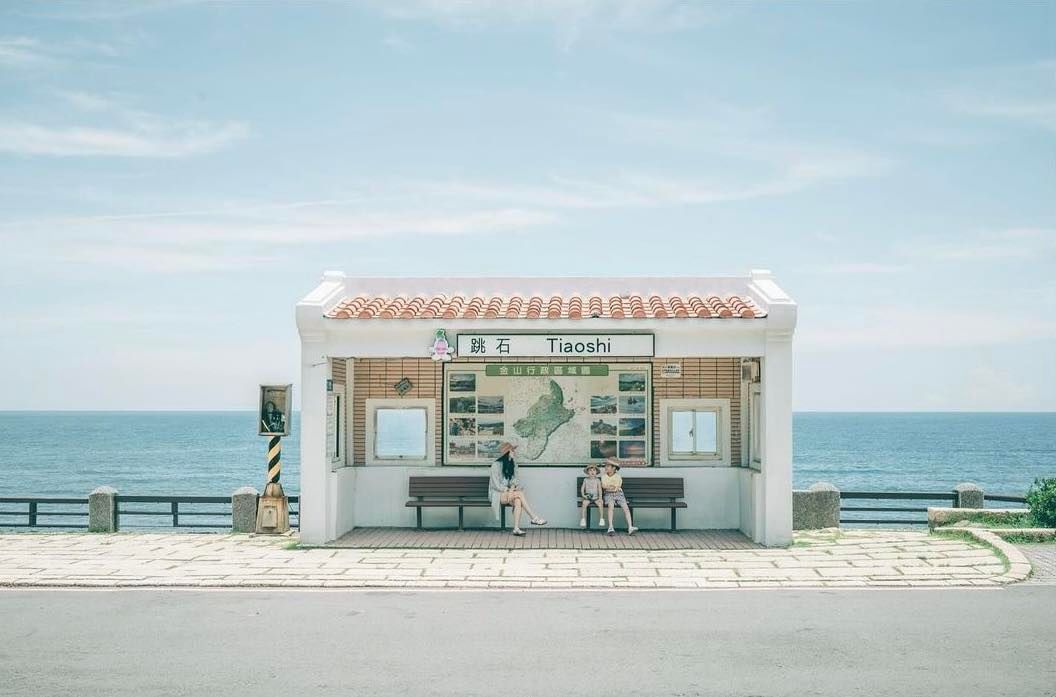 想把海風裝進空瓶，留住夏日的記憶～💛 位於金山海濱的無敵海景公車站🚌，你來過了嗎？