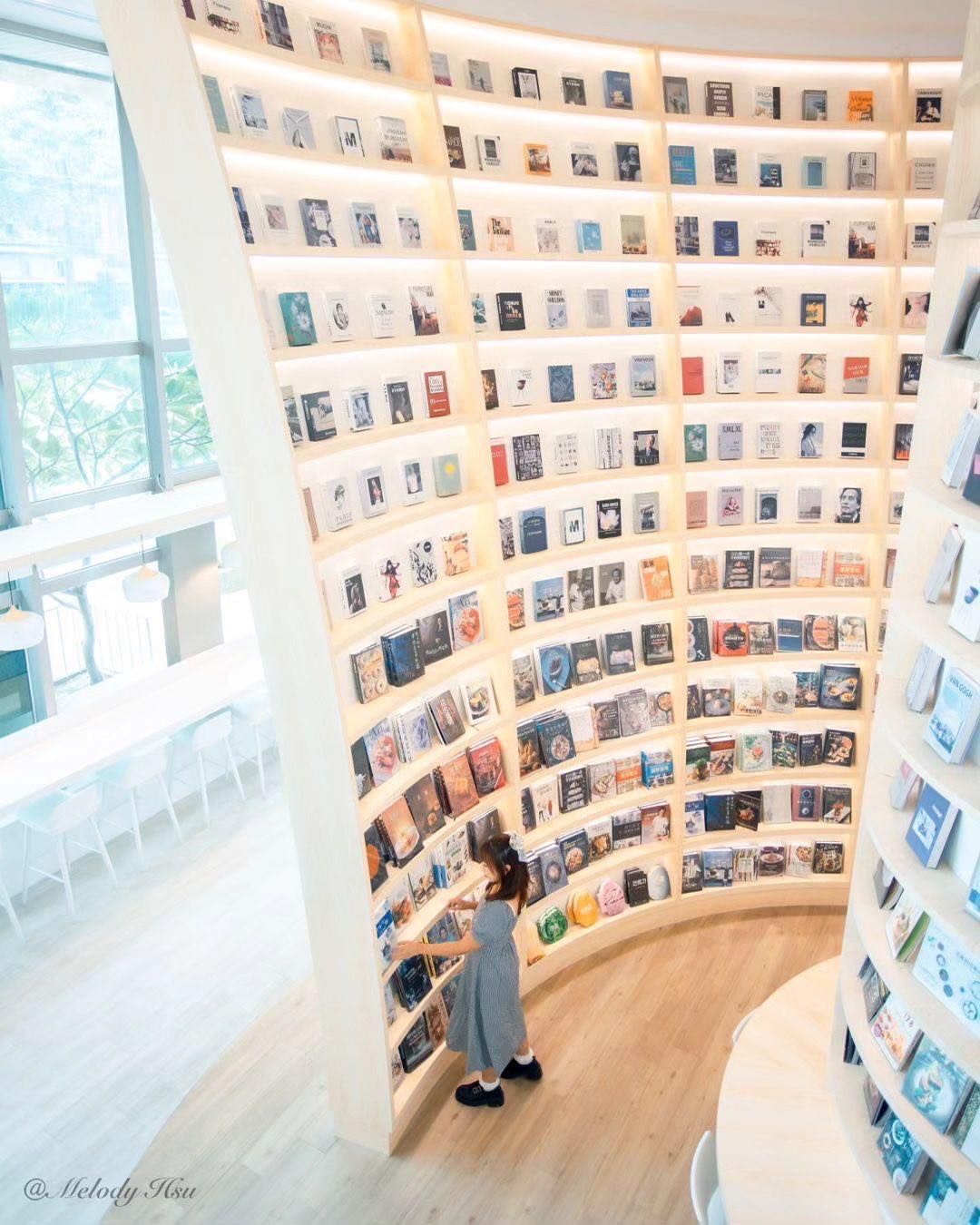 淡水最美書店來過了嗎？純白色的質感系裝潢，徜徉在書香中超級文青～周邊還可以順遊雲門劇場、一滴水紀念館😍