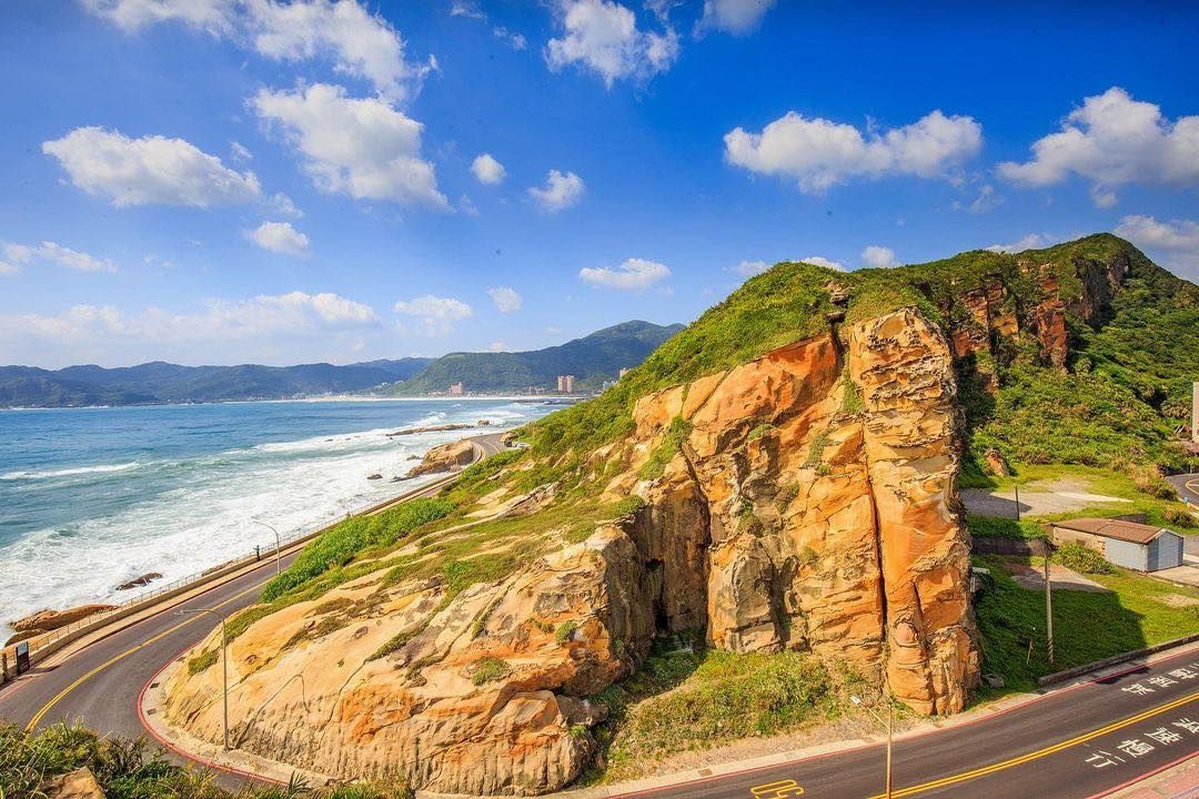 這裡曾獲選為全台最美海岸線，海岸步道不只好走好看，夕陽更是一絕，配上這裡獨有的奇岩景觀，也吸引許多攝影好手來捕捉美景🌅