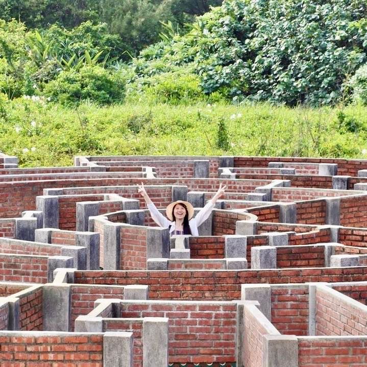 隱身在北海岸富貴角園區內，坐落在大草皮上的迷宮，俯看像神秘的圖騰，彷彿是一座外星人遺跡👽