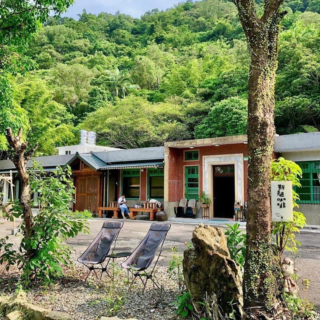 斯陋咖啡是間結合劍道與咖啡的文藝空間，老闆非常用心的將老屋改建成如今的樣貌，可以在這裡品茶道、習劍道！給自己的身心靈來一場修行～