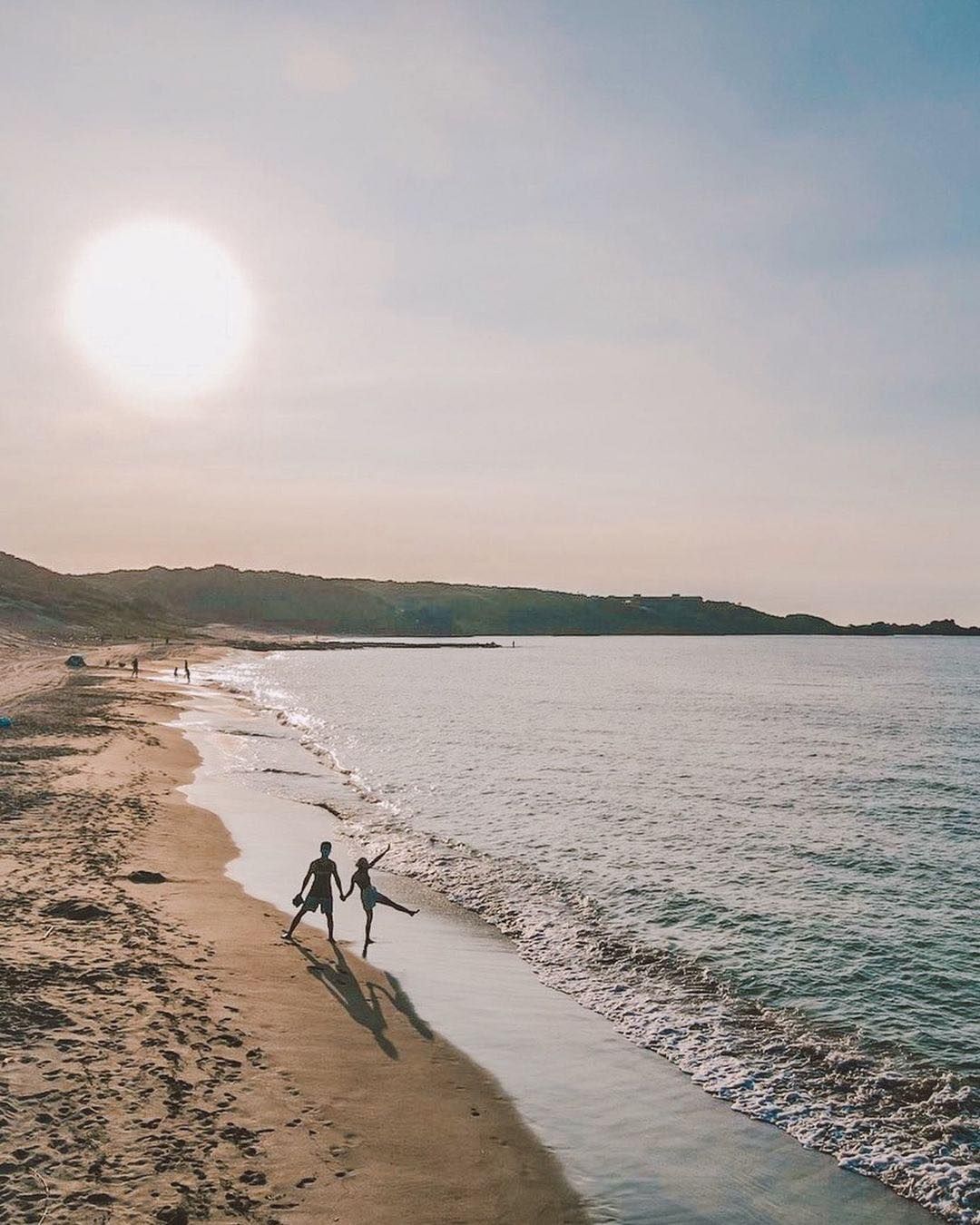 白沙灣位於新北市石門區，是北台灣著名的海水浴場，以潔白細緻的沙灘和清澈湛藍的海水聞名～⛱️