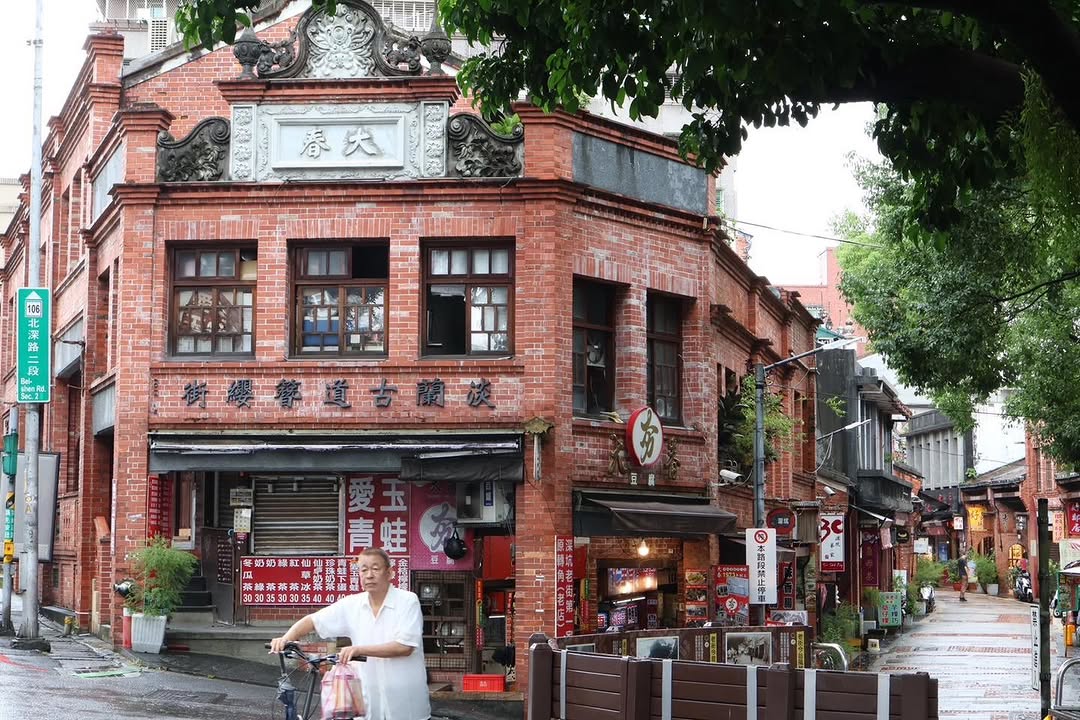 位於市區附近的深坑，因為四面環山，形似坑底而得名