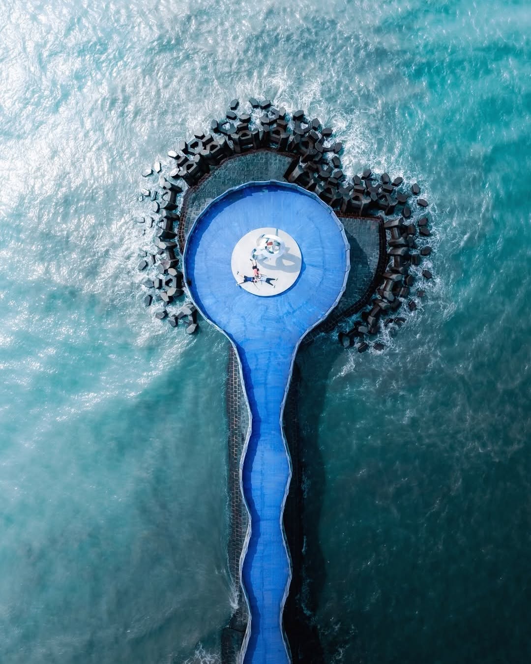 空拍視角下，水藍色長廊無敵海景🌊