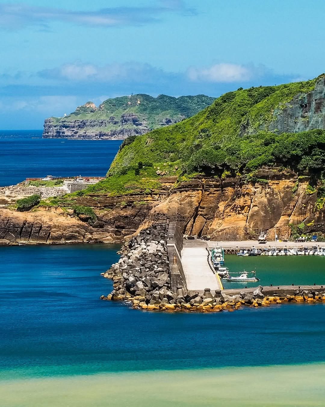 山城美景緊接著蔚藍海岸，超適合拍照打卡📸