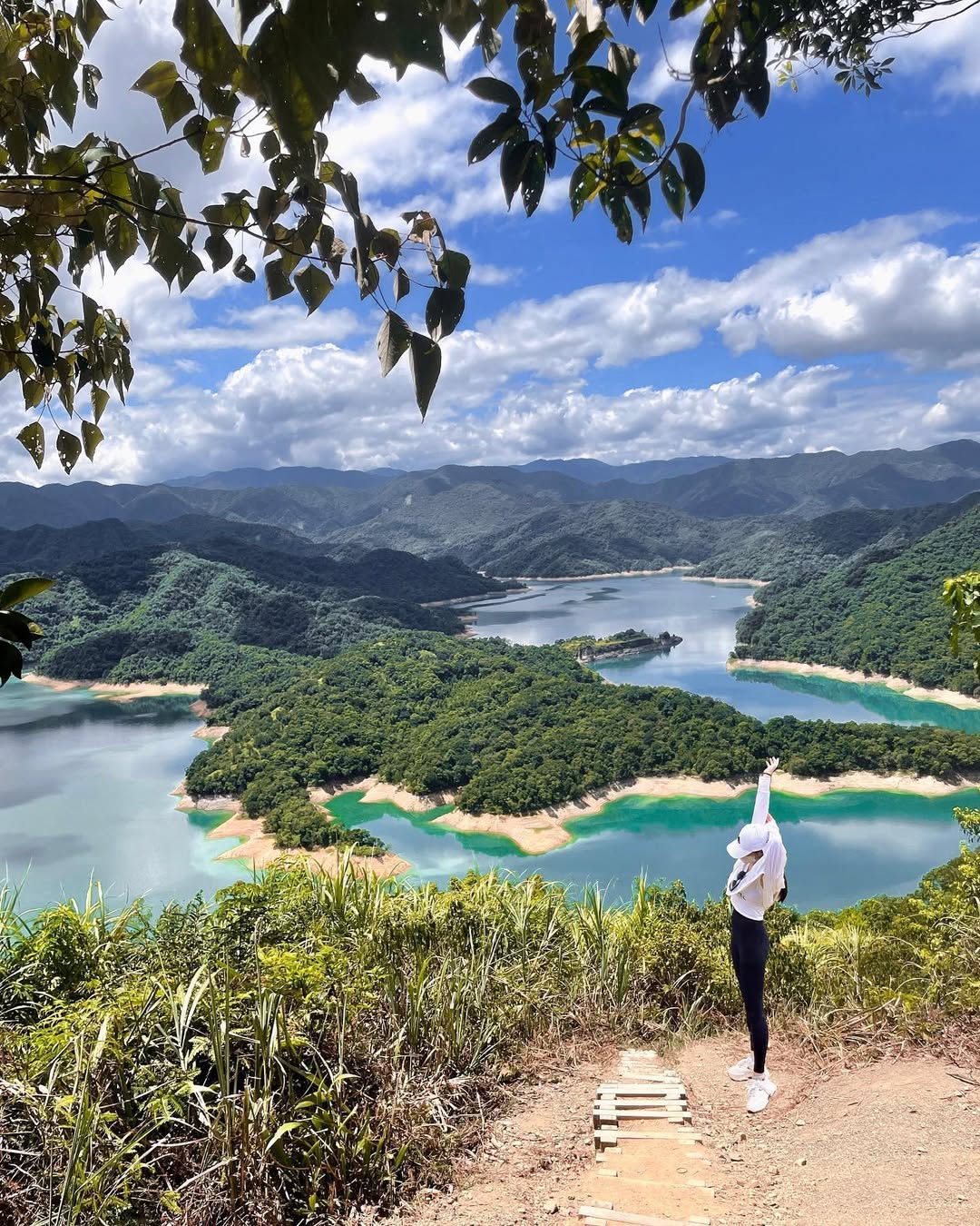 山巒環繞、湖水蜿蜒出夢幻曲線🌿💧