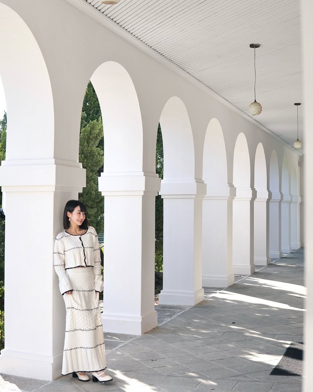 淡水的陽光與綠蔭灑落在雪白拱廊☀️🌿