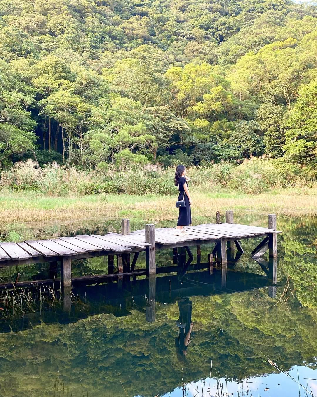 群山懷抱的夢湖💧靜靜映照著天空與樹影