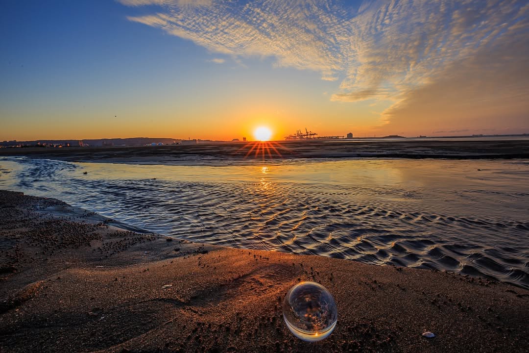 天空被夕陽染成藍橘漸層🎨溫柔得像一幅畫