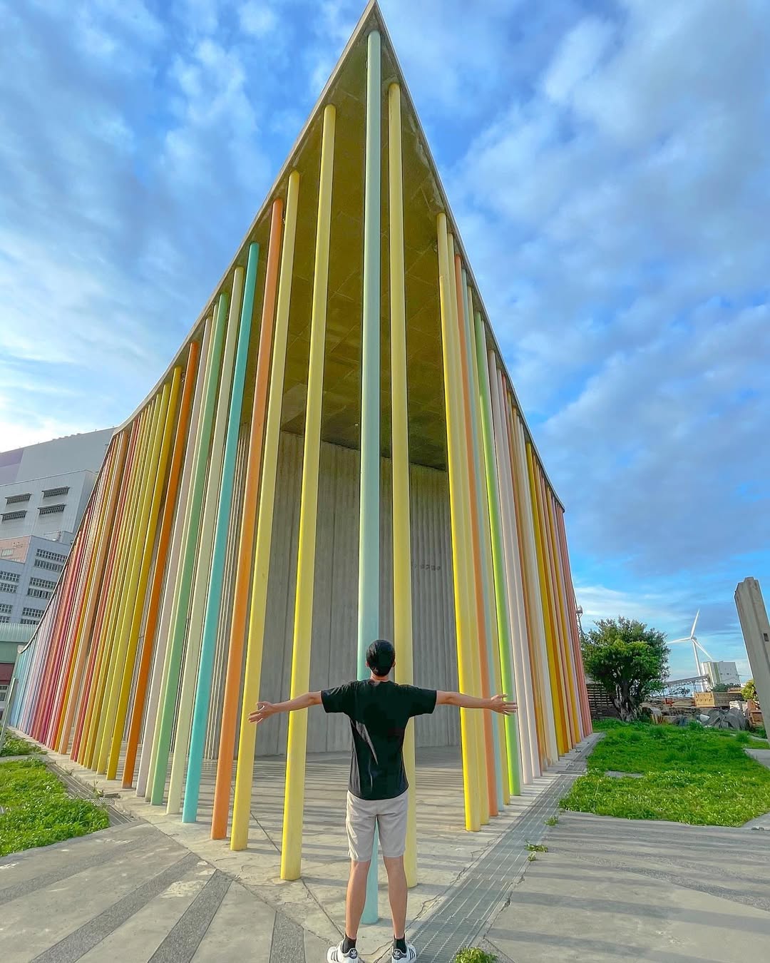 走進一座繽紛又前衛的藝術建築🎨