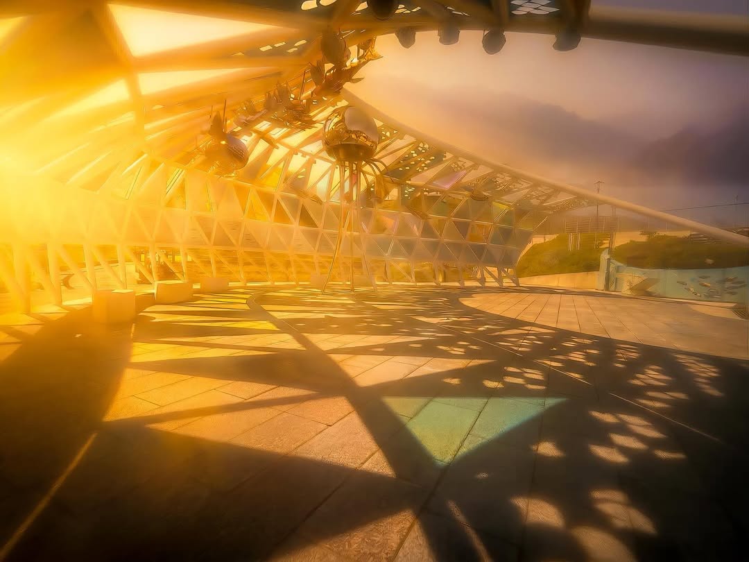 線條交錯的純白結構🤍像一座立體藝術品