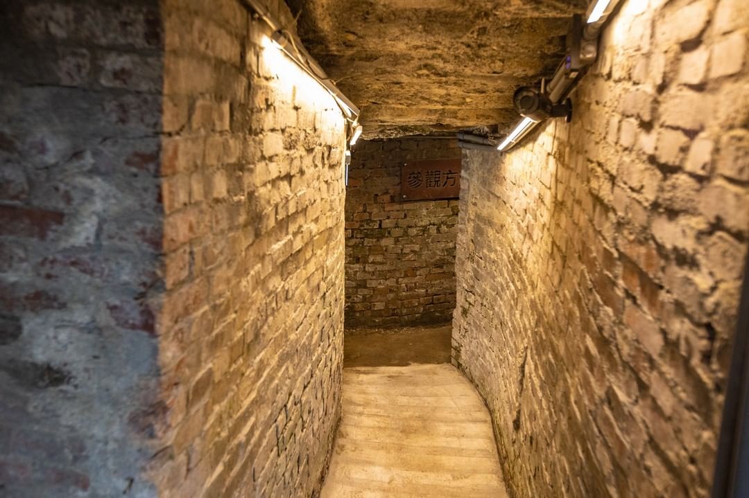 穿梭在低矮狹窄的地下甬道，耳邊響起陣陣炮彈射擊的聲音，散發濃厚的時代感。