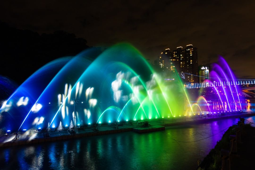 往後滑！有可愛狗狗🐶也穿梭在水幕動畫中😍