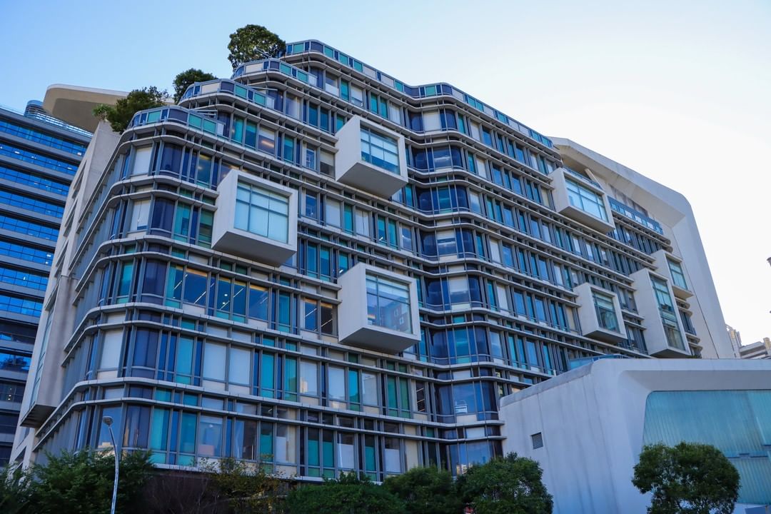 外觀超美是一座會呼吸的綠能圖書館！建築以堆疊書櫃和數位條碼為概念，結合科技未來感！首創24小時全天候服務，不止借還書還有開放包廂多媒體影音室、供租借的會議室、電競室、音樂廳、兒童遊戲場、兒童故事區、漫畫館、包括一樓的咖啡廳，顛覆你對公共圖書館的想像！