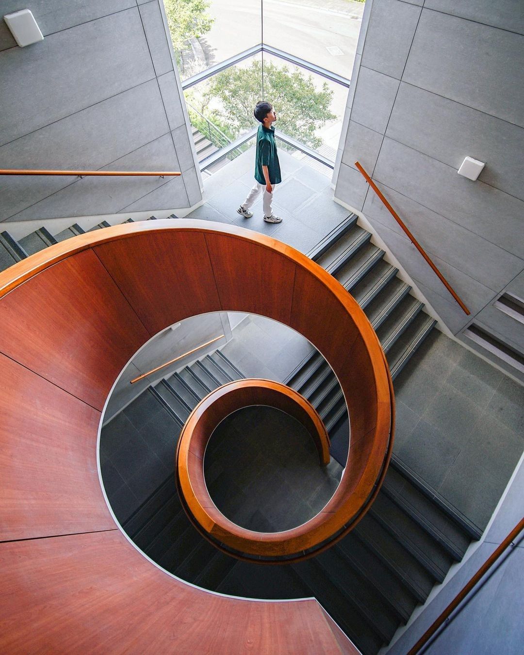 以褐、灰、白三色為低調簡約的風格，呈現出佛教沉穩安定的特色，園區內的環境相當舒適，適合放慢步調，感受一下遠離世俗塵囂的氛圍！