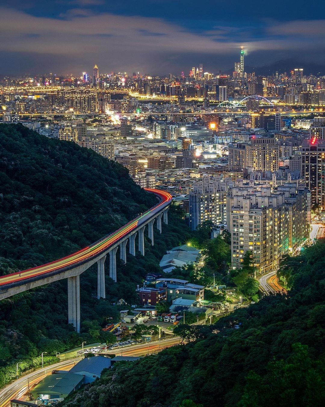 霓虹交錯的城市夜晚，如夢一般神祕美麗。