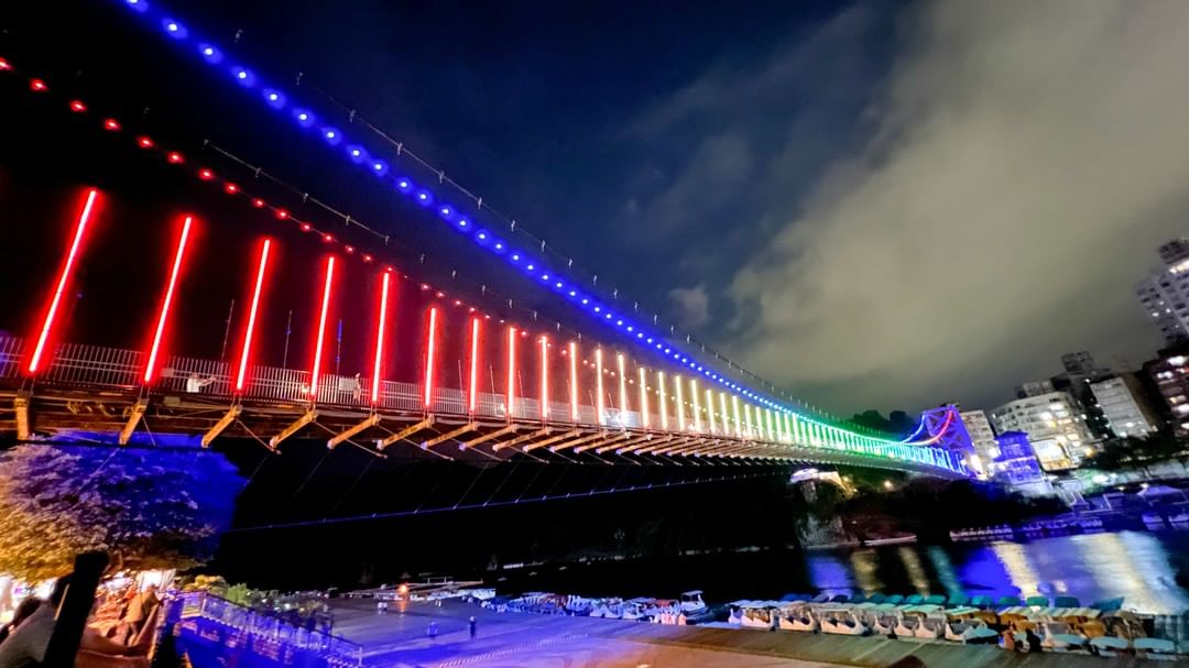 變化多端的七彩LED燈飾，讓整座吊橋幻做一道彩虹，點亮新店的夜空，倒映在新店溪呈現不一樣的美景！