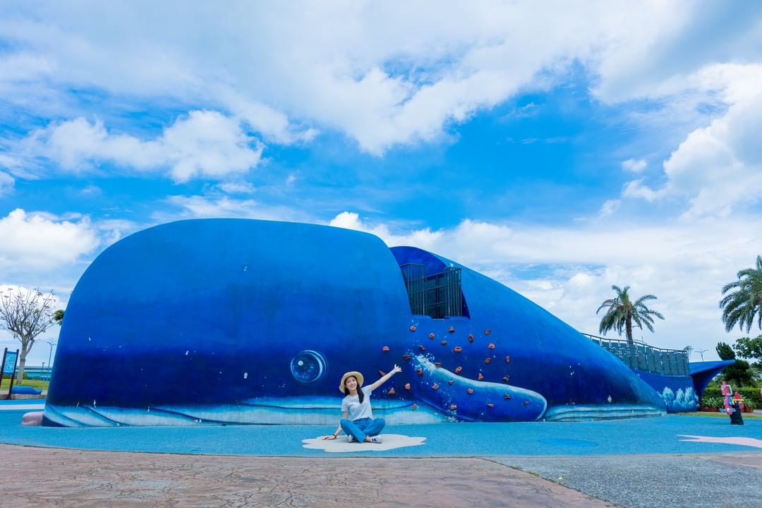 全台第一座 #鯨魚 地景的無障礙公園！海洋風主題遊具周圍的座位區也有小鯨魚樣式，整座公園可愛繽紛，宛如一座熱鬧的海洋遊樂園！
