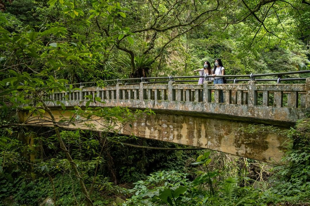 漫步在園區內，可以聽見潺潺流水聲和蟲鳴鳥叫，環境涼爽一年四季皆適合前往！