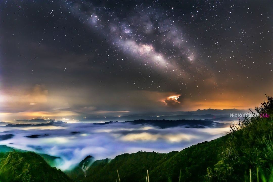 夜晚清淨的天空灑上無數繁星的夜景，搭配雲霧折射呈現的琉璃光，夢幻美景根本人間仙境！